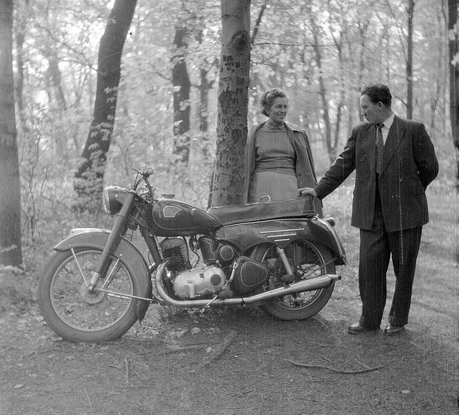 Triumph_TWN_típusú_motorkerékpár._Fortepan_1477.jpg