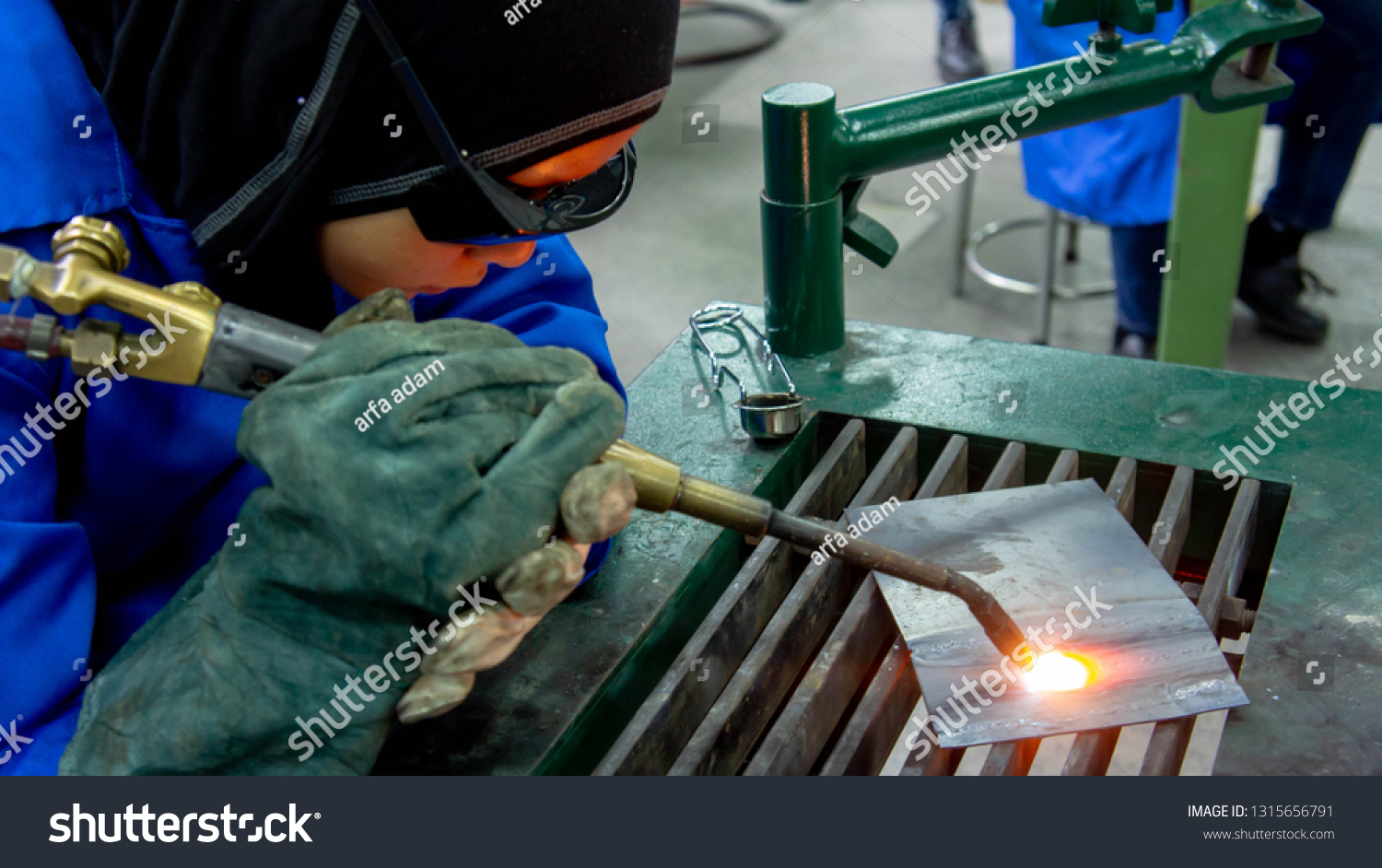 stock-photo-bangi-malaysia-february-girl-with-hijab-performing-oxy-acetylene-welding-in-a-workshop-1315656791.jpg