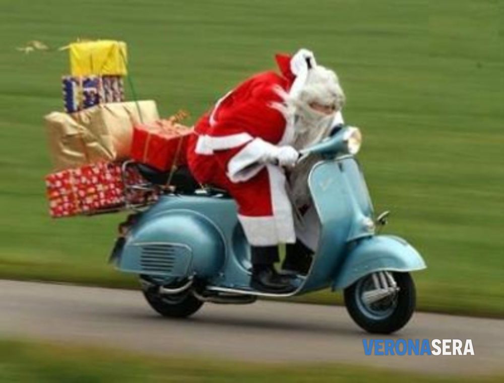 2967 3430 Babbo Natale Vespa.jpg