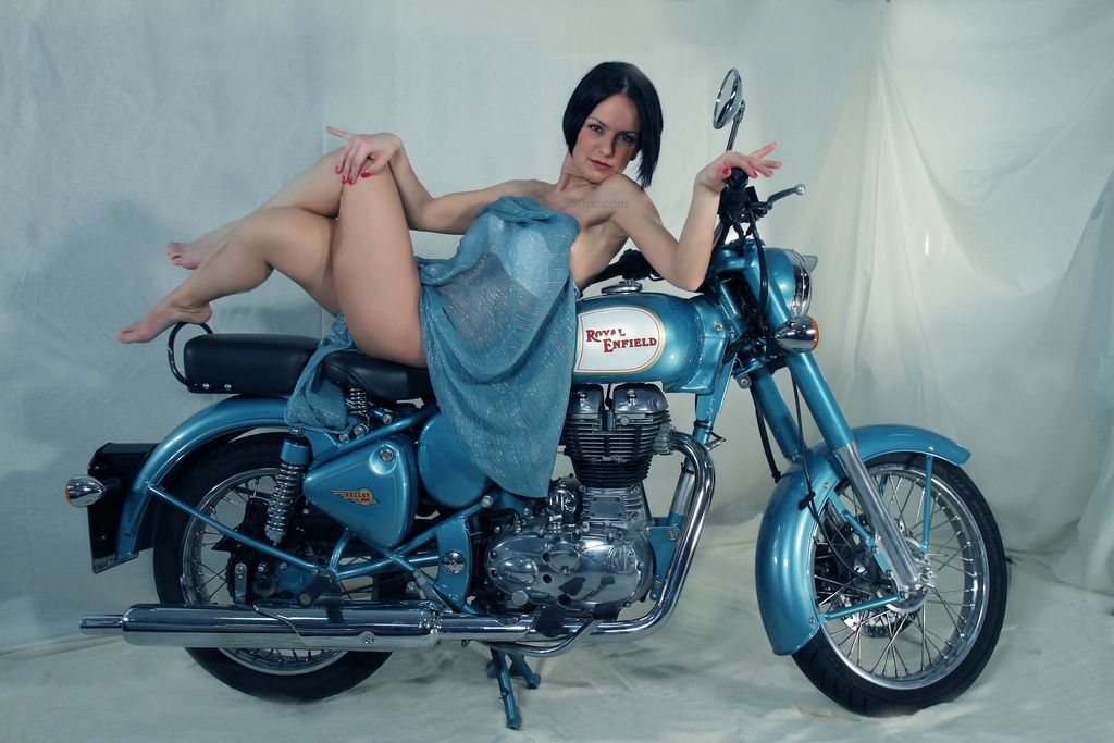 sexy_girls_on_royal_enfield_motorcycle_hd_007_0.jpg