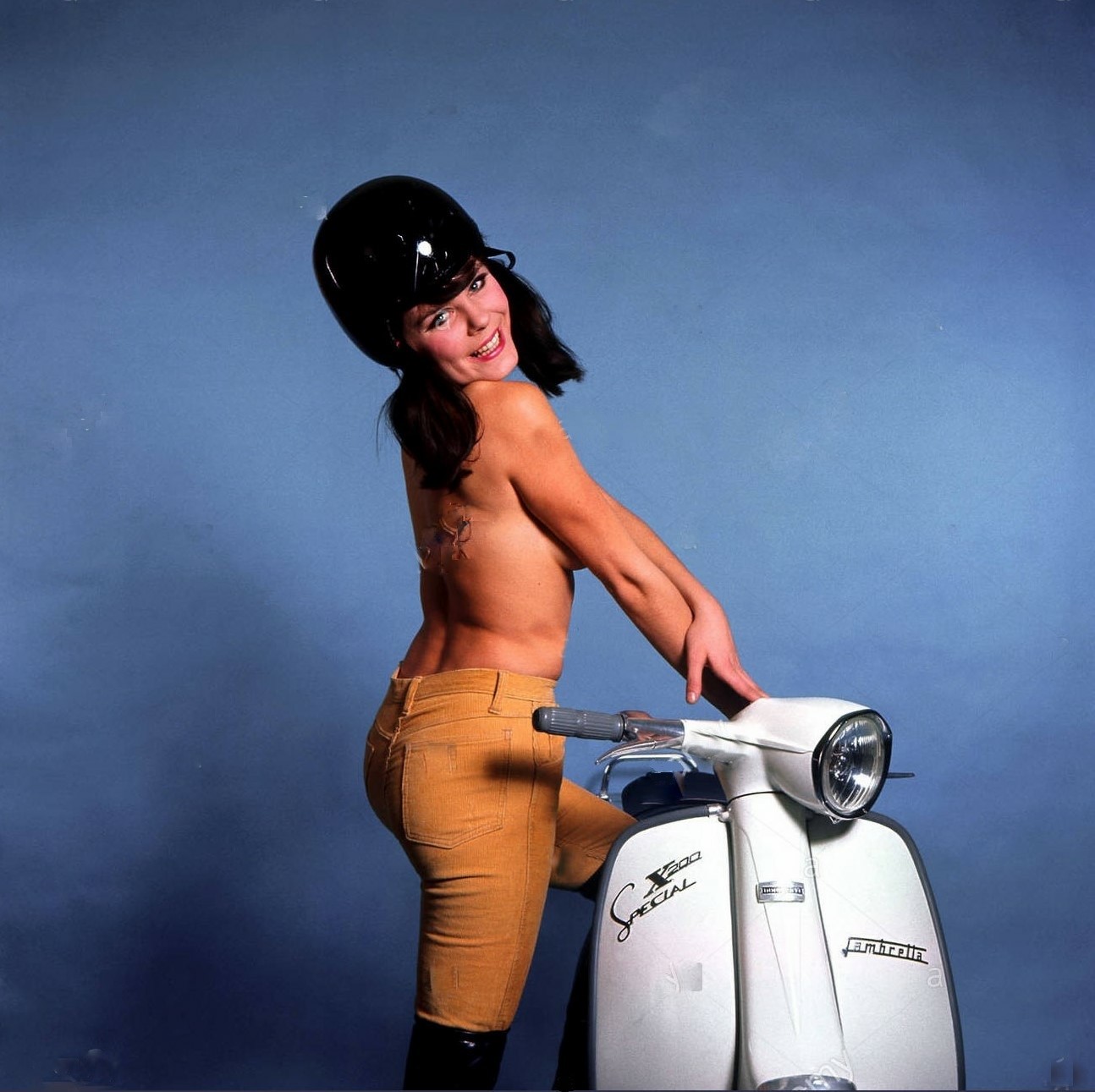 modello-femminile-con-lambretta-a4pr3a.jpg