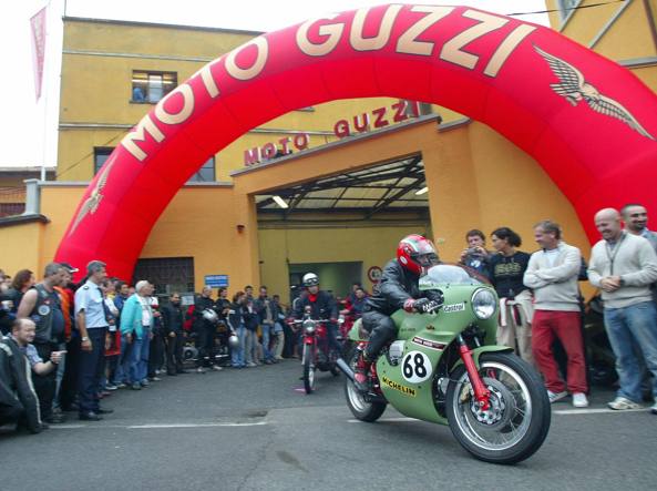 01 Cent'anni di guzzi.jpg