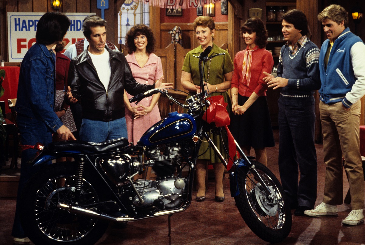 Henry-Winkler-with-Motorcycle-and-Cast-of-Happy-Days.jpg