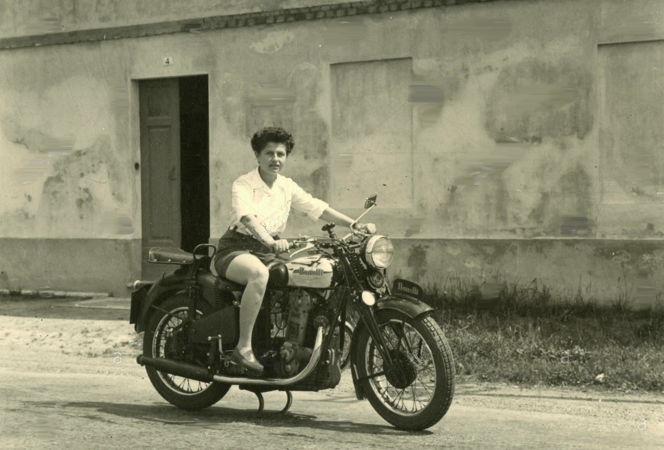 a-girl-on-a-motorcycle-benelli-italy-F6P429.jpg