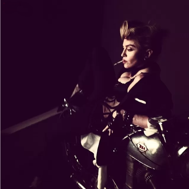 Screenshot 2021-12-08 at 09-31-23 Em cima de moto, Madonna posa de sutiã à mostra e cigarro na boca.png