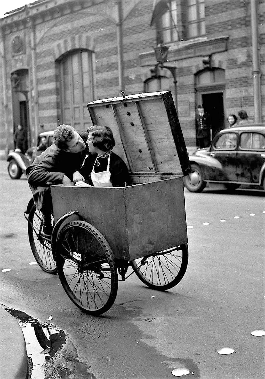 robert-doisneau-the-poetic-approach-to-street-photography-exibart-street-photography-04.jpg