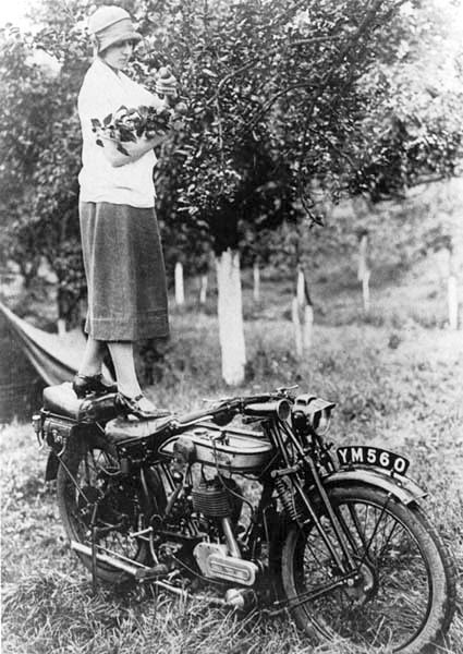 62cdb157a9bfe42c0823e32ad1026bfd--biker-chic-motorcycle-art.jpg