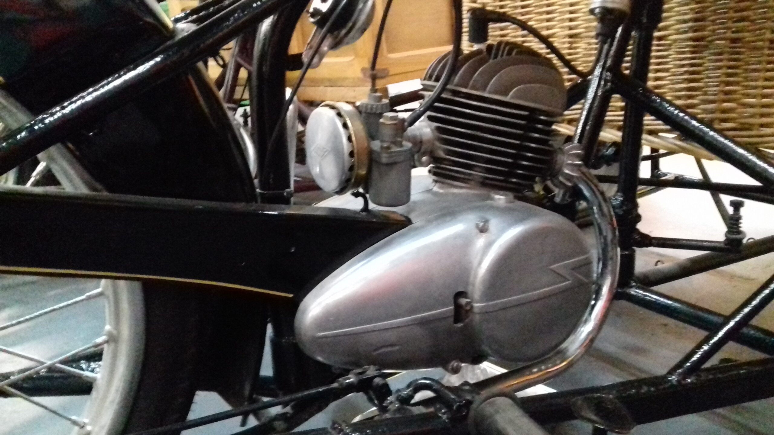 1953-Motor-de-dos-pistones-de-95-cc-derivado-del-Manet-montando-en-un-motocarro.-scaled.jpg
