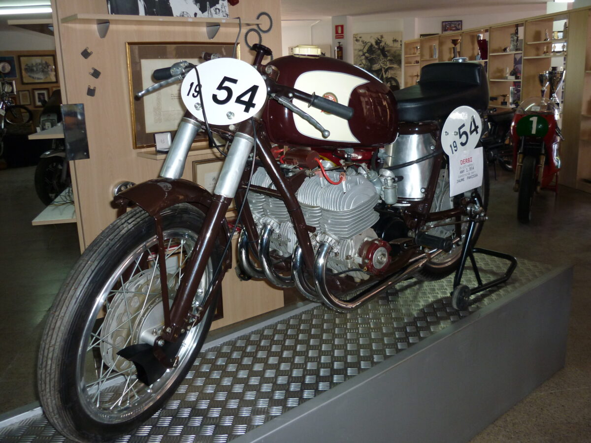 1954-Derbi-392-2t-cuatro-cilindros-Museu-Isern-Creative-Commons-Peprovira-1200x900.jpg