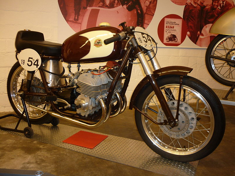 1954-Derbi-392-2t-cuatro-cilindros-Museu-Isern-Creative-Commons-Peprovira-la-primera-4-cilindros-posiblemente-de-Espana.jpg