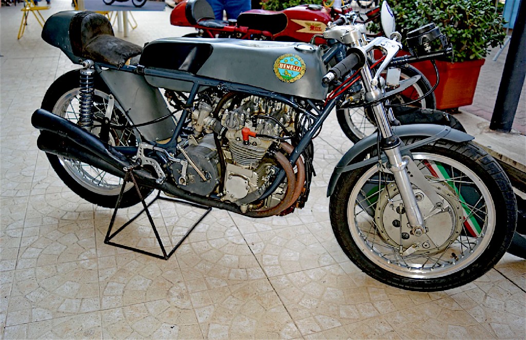 benelli  250 4 cilindri 1966.jpg