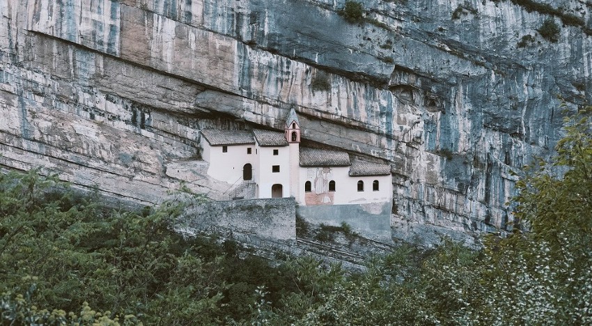 eremo-di-san-colombano-.jpg