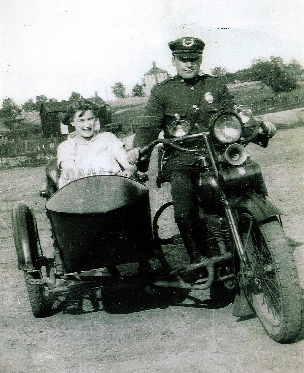 PA Duryea 1926 Mattei Bob Policeman on Motorcycle.jpg