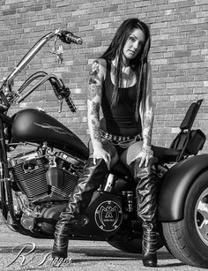 a0135578a824504a52f2cbdba151b9e4--motorcycle-babes-motorbike-girl.jpg