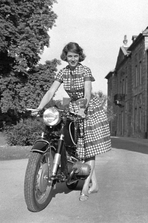 d51150a17b0ee622d7d8d43d11f5e620--women-on-motorcycles-vintage-motorcycles.jpg