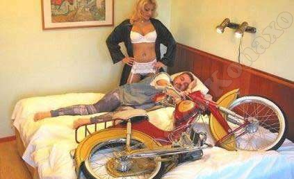 Marito-a-letto-con-la-moto1.jpg