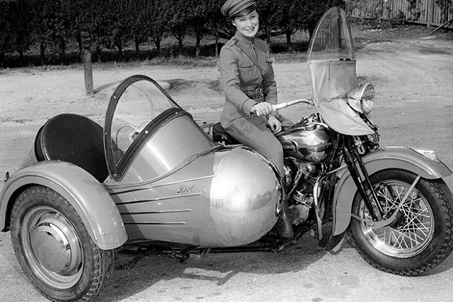 Badass Women Riding on Sidecars (28).jpg