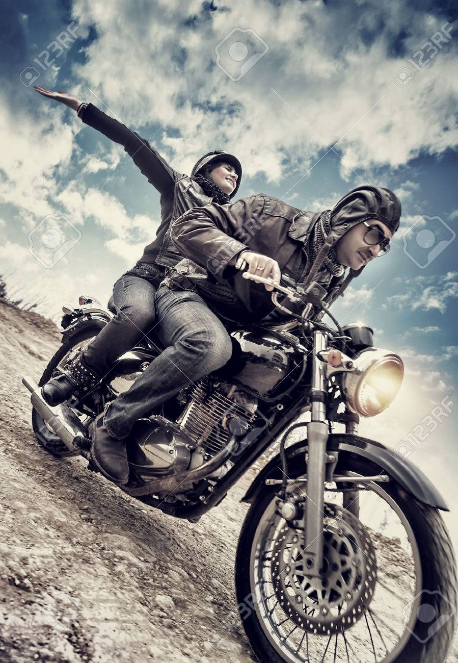30425916-coppia-attivo-su-moto-donna-felice-a-cavallo-con-le-mani-alzate-in-su-con-piacere-velocità-godendo-fam.jpg