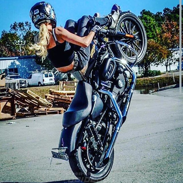 hrley-davidson-woman-wheelie.jpg