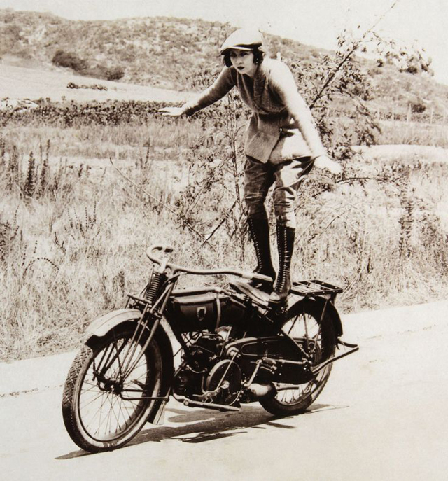 2bfd0-badass2bgirls2briding2bon2bmotorbikes2bin2bthe2b1920s2b252812529.jpg