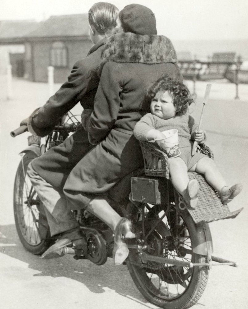 bikerina con genitori.jpg