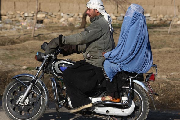 burqa-ban-man-motorcycle-590sc050310.jpg