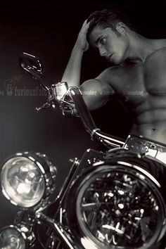 5823d9d1b79918a9f275b33400e9f442--hot-bikes-beautiful-men.jpg