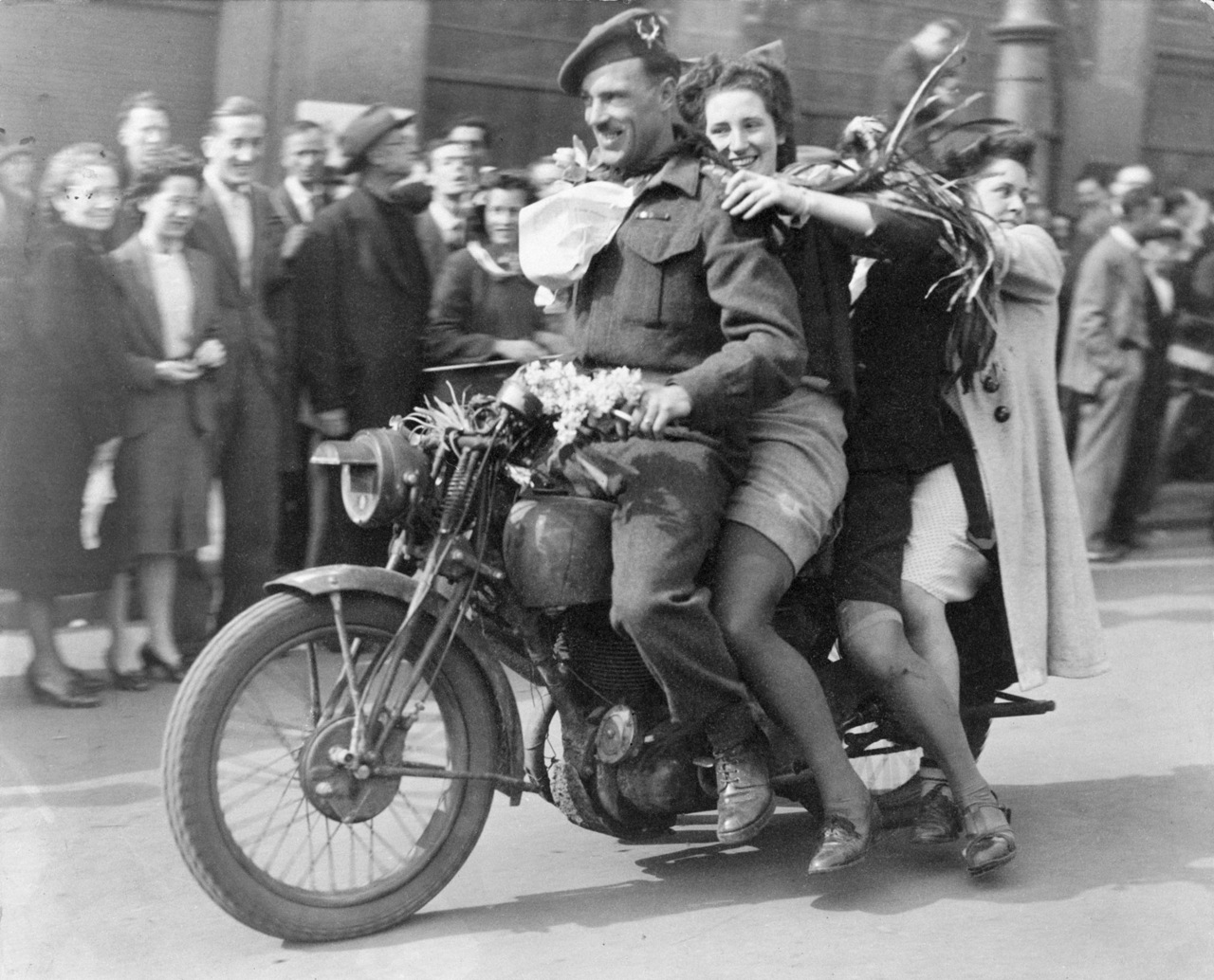 Capt-W-L-Roberts-on-motocycle-Amsterdam-May-1945.jpg