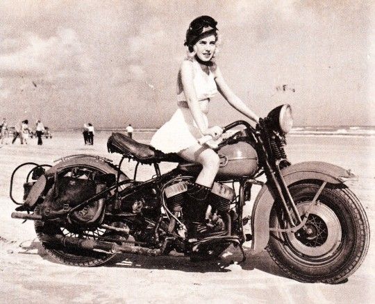 fille-moto-plage.jpg