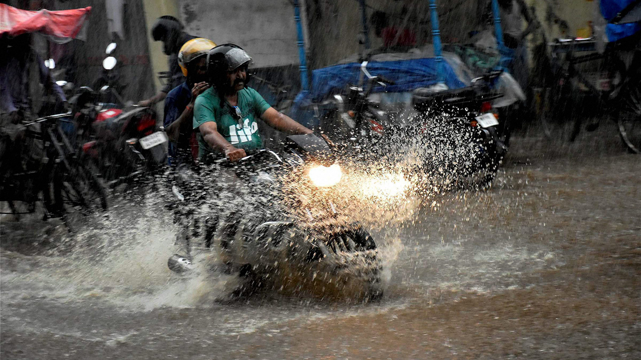 tips-for-riding-two-wheelers-in-monsoon20-13-1499954677.jpg