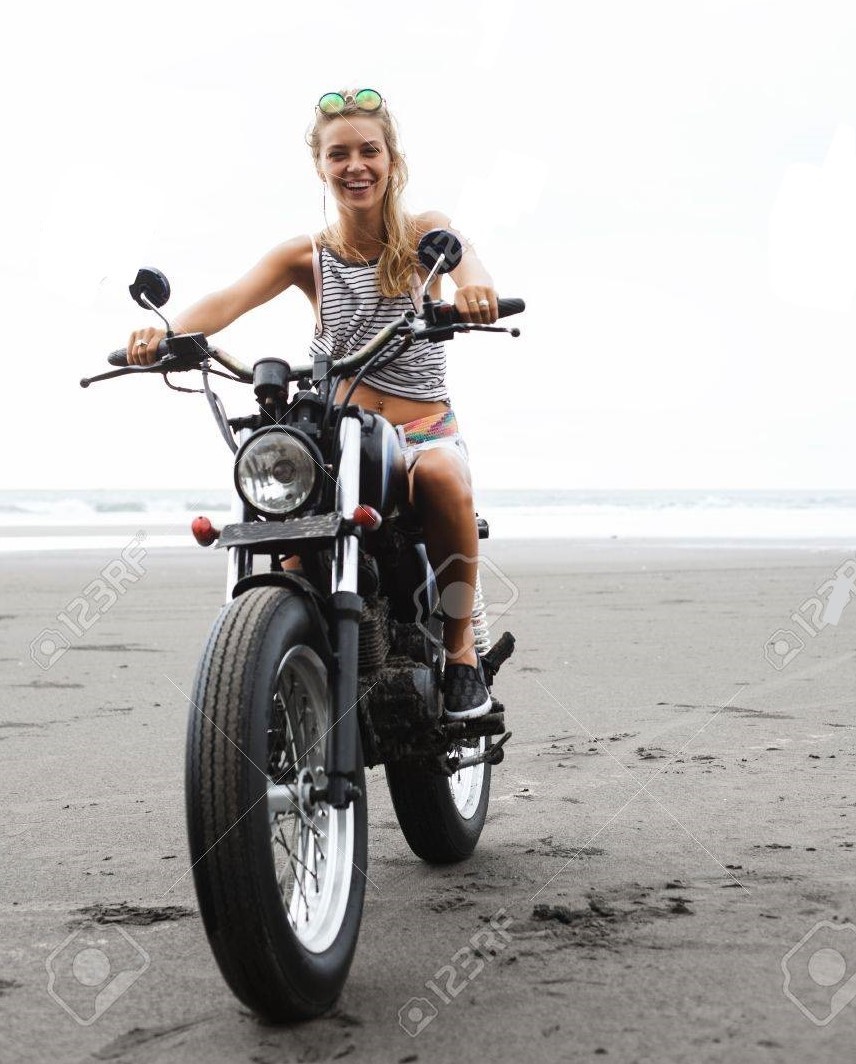 Inked82526779-jeune-fille-en-jean-jean-assis-sur-une-moto-vintage-personnalisée-voyageant-et-amusant-jeune-femme-jol_LI.jpg