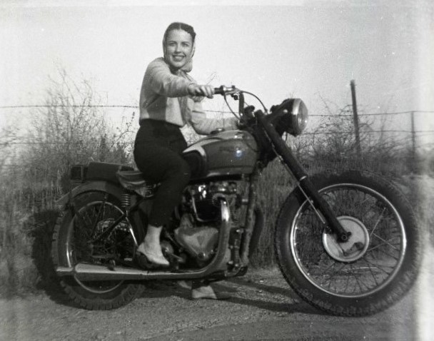 motorcycle-74-blogspot-com-girl-on-motorcycle-01jpg (2).jpg