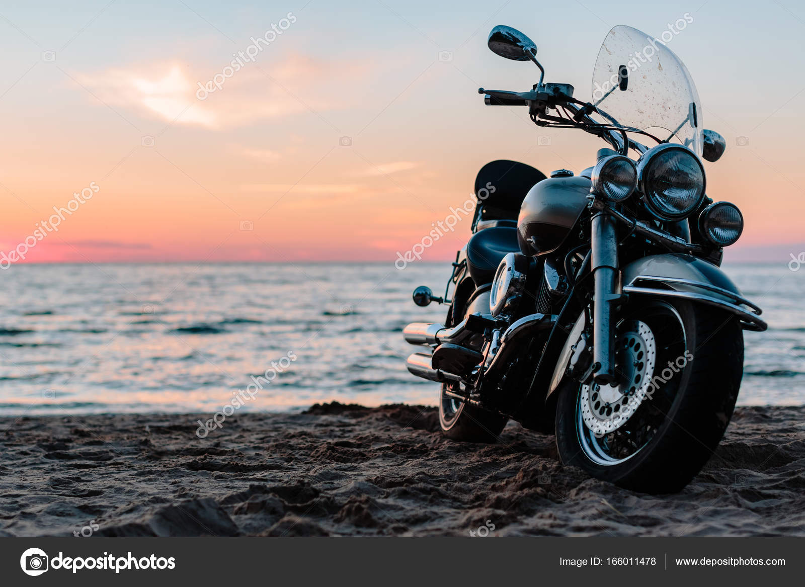 depositphotos_166011478-stock-photo-motorcycle-chopper-against-the-sea.jpg